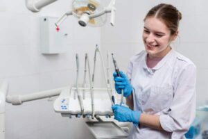 Odzież medyczna i środki ochrony indywidualnej w gabinecie dentystycznym